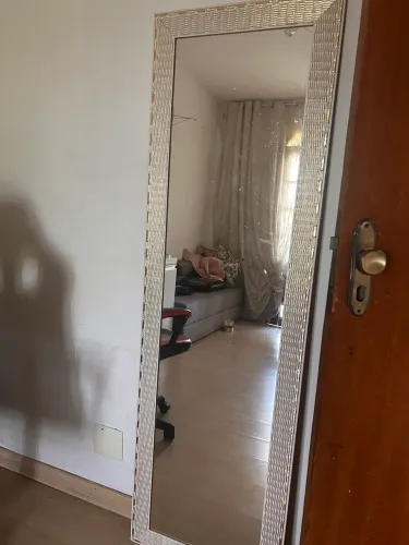 Espelho de corpo inteiro - Moldura branca com detalhes dourados