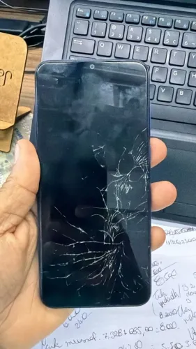 3 celulares funcionando com a tela trincada