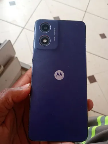O moto g 128 GB tem que trocar a tela deixei cair da minha mão mas eu estava usando