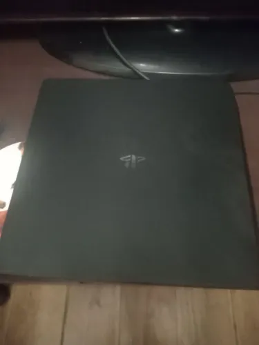 Playstation 4 slim usado com 01 controle +01 jogo
