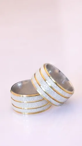 Par de alianças 1cm diamantada com banho em ouro amarelo - Prata 950