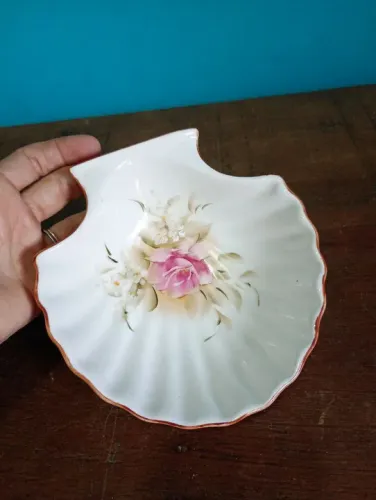 Saboneteira de porcelana em formato de concha