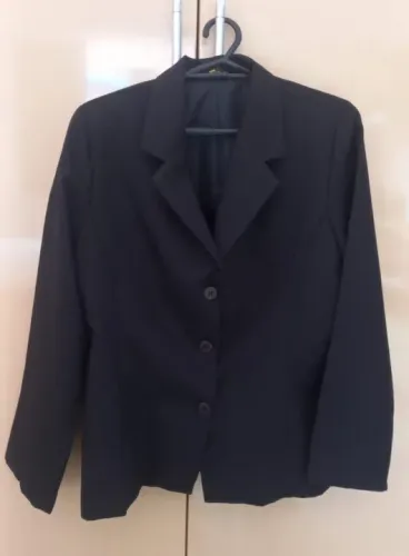 Blazer tamanho G preto seminovo.