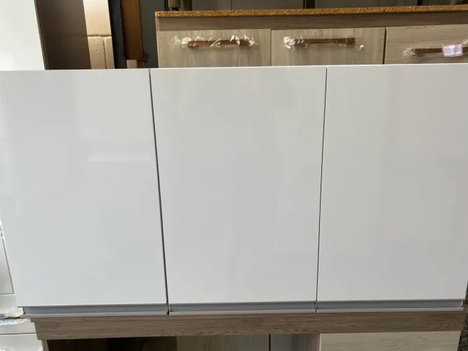 Armário Branco com Design Moderno - entrego