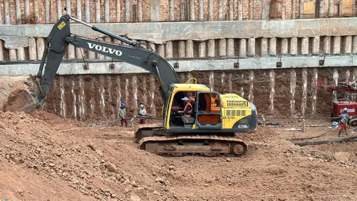 Locação Escavadeira Volvo EC210B LC