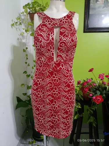 Vestido Vermelho com Renda Dourada - Tamanho G.