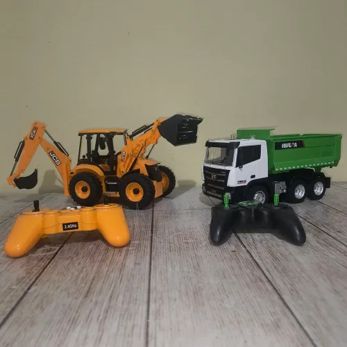 QUEIMA DE ESTOQUE: Kit retroescavadeira + caçamba de controle remoto. Kit único no Brasil.