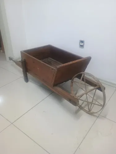 Carrinho de mão decorativo em madeira