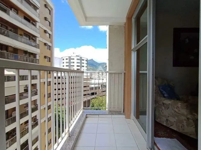 Apartamento na Tijuca | 2 Quartos com Suíte, Varanda e Vista para o Shopping Tijuca