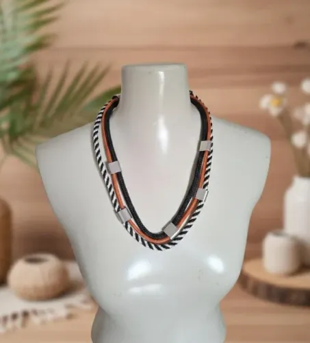 Colar em corda com detalhes e fecho prateado artesanal
