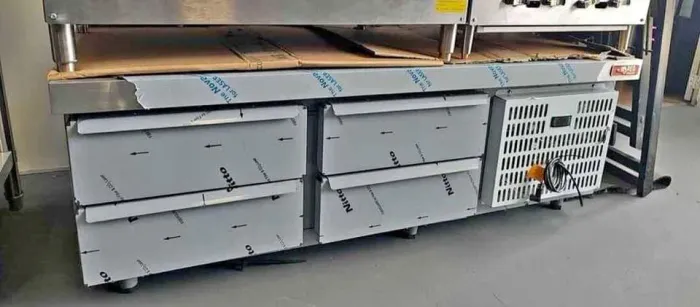 Balcão de serviço refrigerado com 4 gavetas Red Chameleon - Marcos 