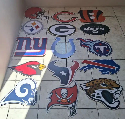 Placas decorativas dos times da NFL.