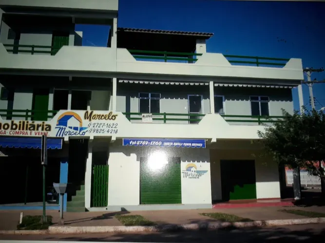 Casa sobre loja, no centro da Praia de Santa Clara. 