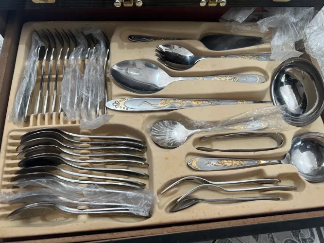 Faqueiro pra 12 pessoas com detalhe dourado 