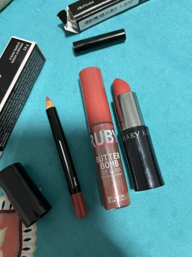 Kit de Maquiagem: Batom, Gloss e Lápis Labial