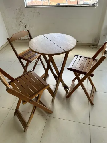Conjunto de mesa e cadeiras dobráveis