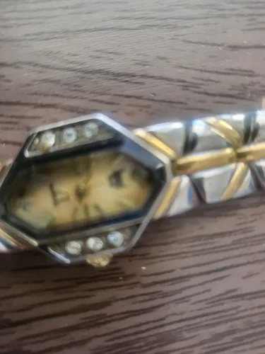 Relógio Feminino Dourado com Detalhes em Strass