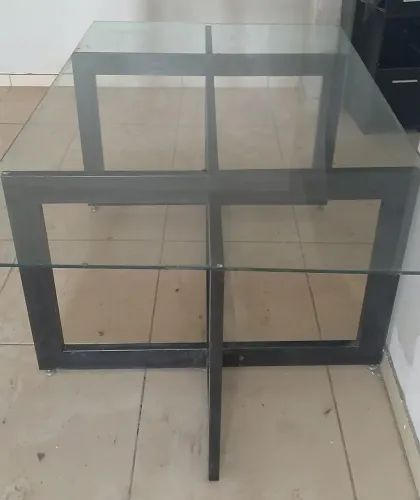 Mesa de jantar em Vidro com base em  Metal