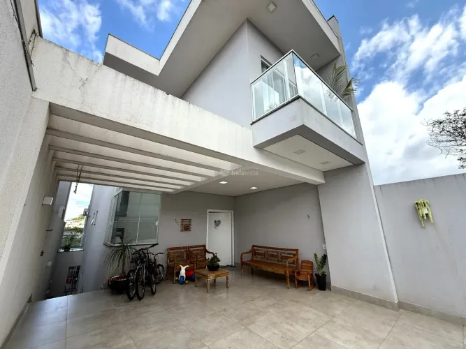 SOBRADO DE ÓTIMO PADRÃO À VENDA NO RESID. SOLAR DA TOSCANA EM APUCARANA.