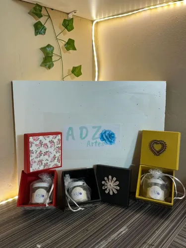 KIT Caixinha em MDF Personalizada com Aplique + Vela Aromática essência de morango