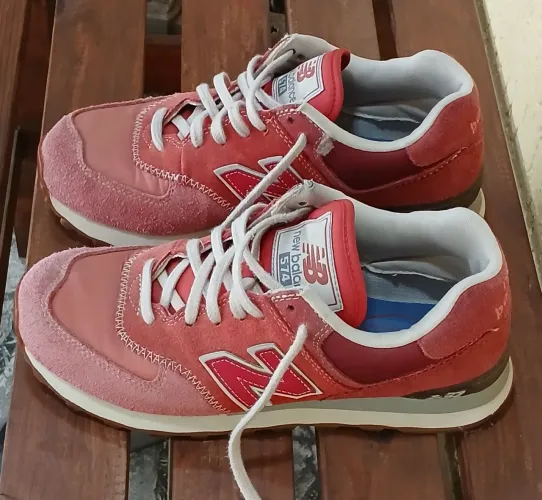 Tênis original NEW BALANCE 574, numeração 38BR, muito bonito bem novo quase sem uso.
