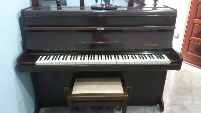 Piano Spielmann antigo com banqueta