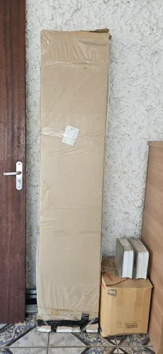 Caixa com madeiras mdp só um lado de guarda roupa