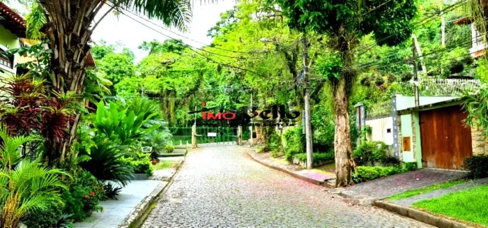 Casa em Condomínio de Luxo na Freguesia Jacarepaguá com 4 Quartos, 1 Suíte e 381m² de Área