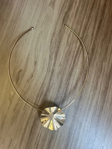 Colar dourado formato flor 