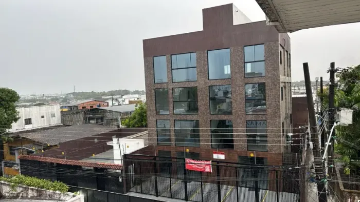 Belo prédio comercial no Parque 10