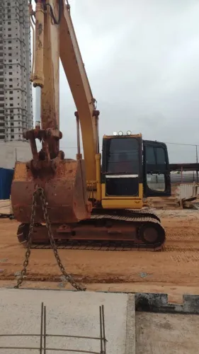 ESCAVADEIRA KOMATSU SOBRE ESTEIRAS JS210SC USADA