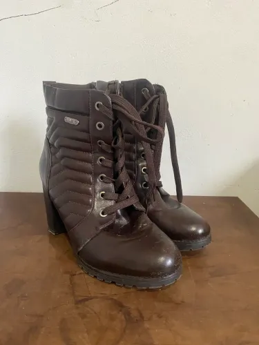 Bota marrom acolchoada.