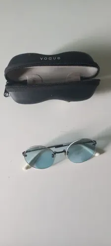 Óculos de sol azul, marca Voge