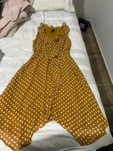 Vestido amarelo com bolinhas