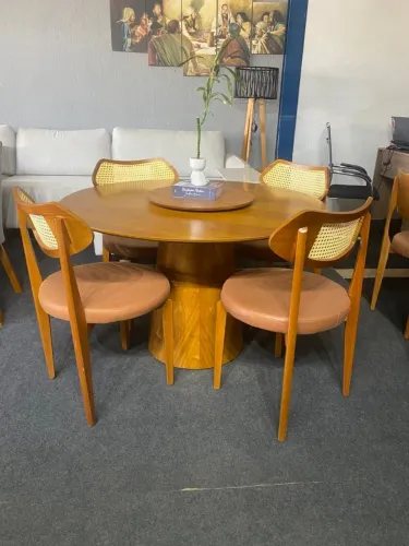 Mesa de jantar redonda com 4 cadeiras
