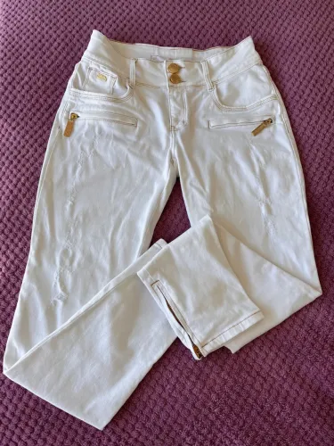 Calça Jeans Branca com Detalhes