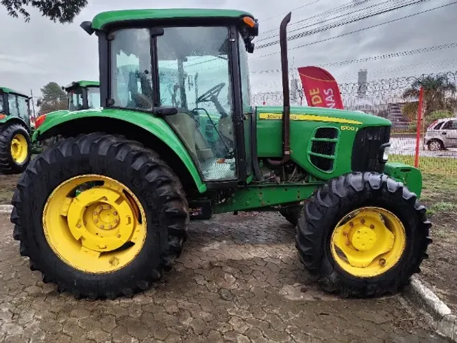 Trator John Deere 6100J ano 2022 com 1.300 horas preparado para GPS