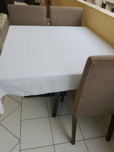 Conjunto de mesa com 4 cadeiras 