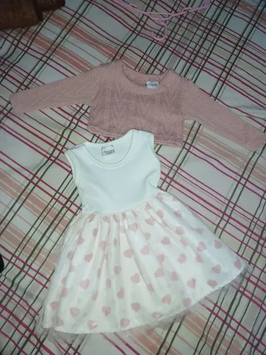 Vestido de festa p Bebê Off White  com estampa de corações acompanha sueter de linho.