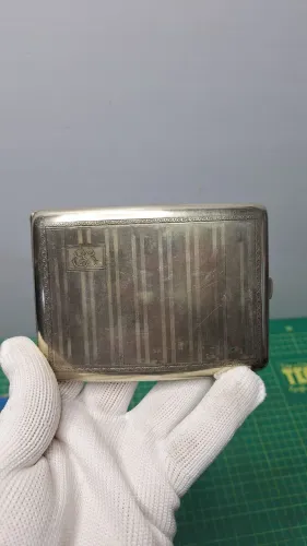 Antiga cigarreira metal curva
