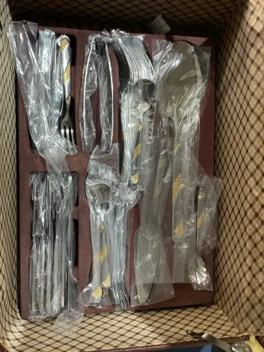 Faqueiro em prata com detalhes em ouro com 130 peças