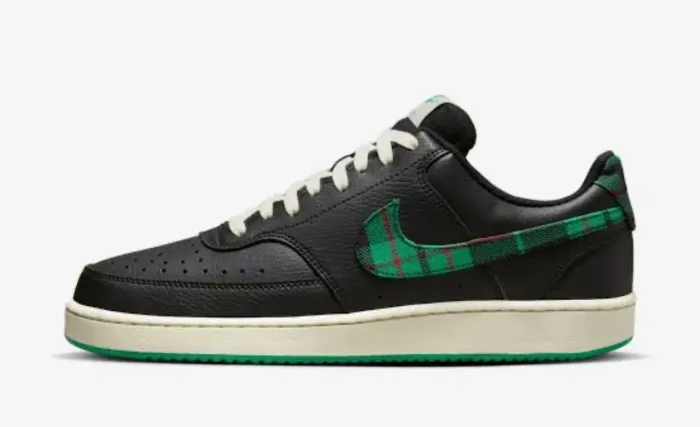 tênis Nike Court Vision Low em preto com detalhes do Swoosh em xadrez verde.