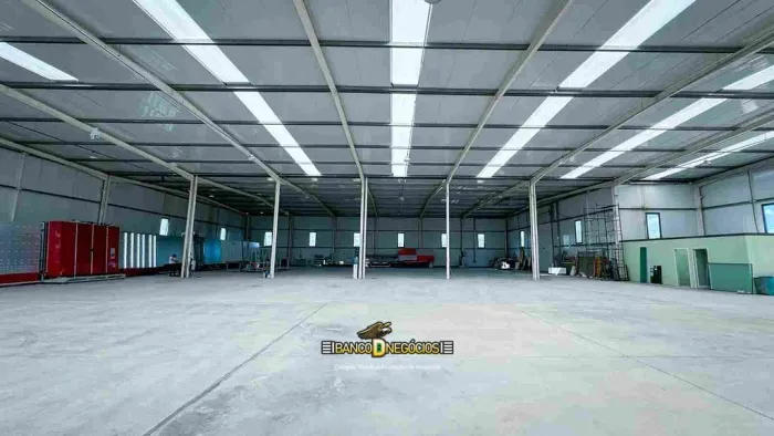 Empresa de Vidros Duplo e Esquadrias de Alumínio, com Galpão 3.900 m2 e Terreno com 19.000