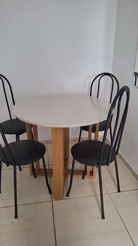 Conjunto de mesa e 4 cadeiras de jantar