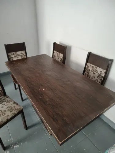 Estou doando mesa 6 lugares, com 4 cadeiras. 1 cadeira perfeita e 3 faltando estofado sent