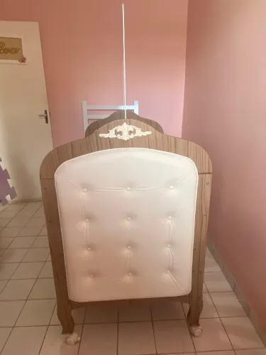 Berço à venda.