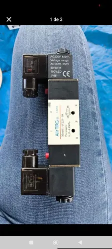 ? VÁLVULA SOLENOIDE PNEUMÁTICA 4V220-08 - 220V AC - NOVA ?