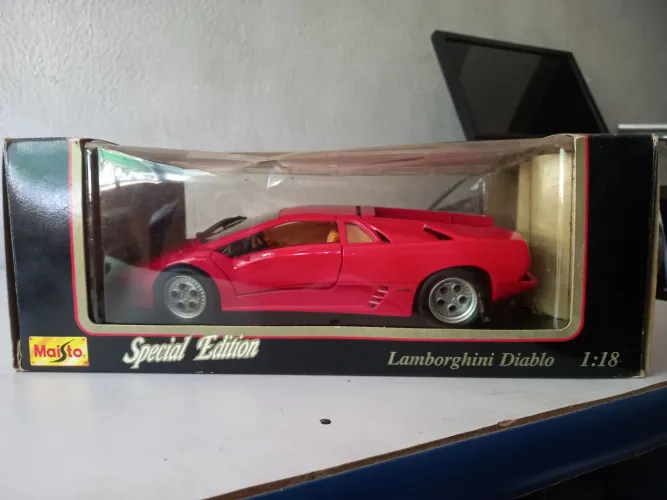 Vendo modelo colecionável do Lamborghini Diablo