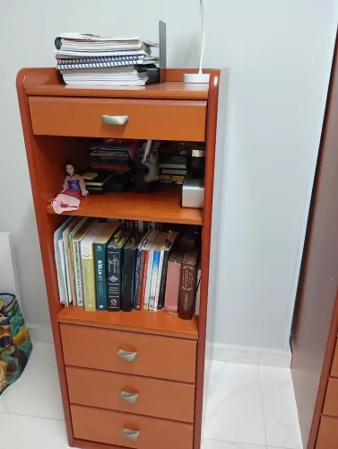 Estante livreiro com gavetas