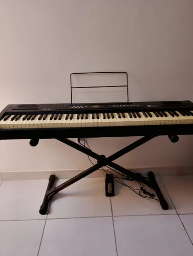 Vendo piano digital profissional